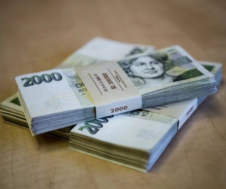 S 6 procenty na spořicích účtech je konec. Banky snižují úroky až na polovinu!