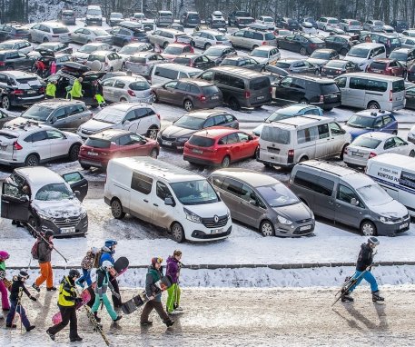 Špindlerův Mlýn pod náporem řidičů, lyžařů a za horentní sumy